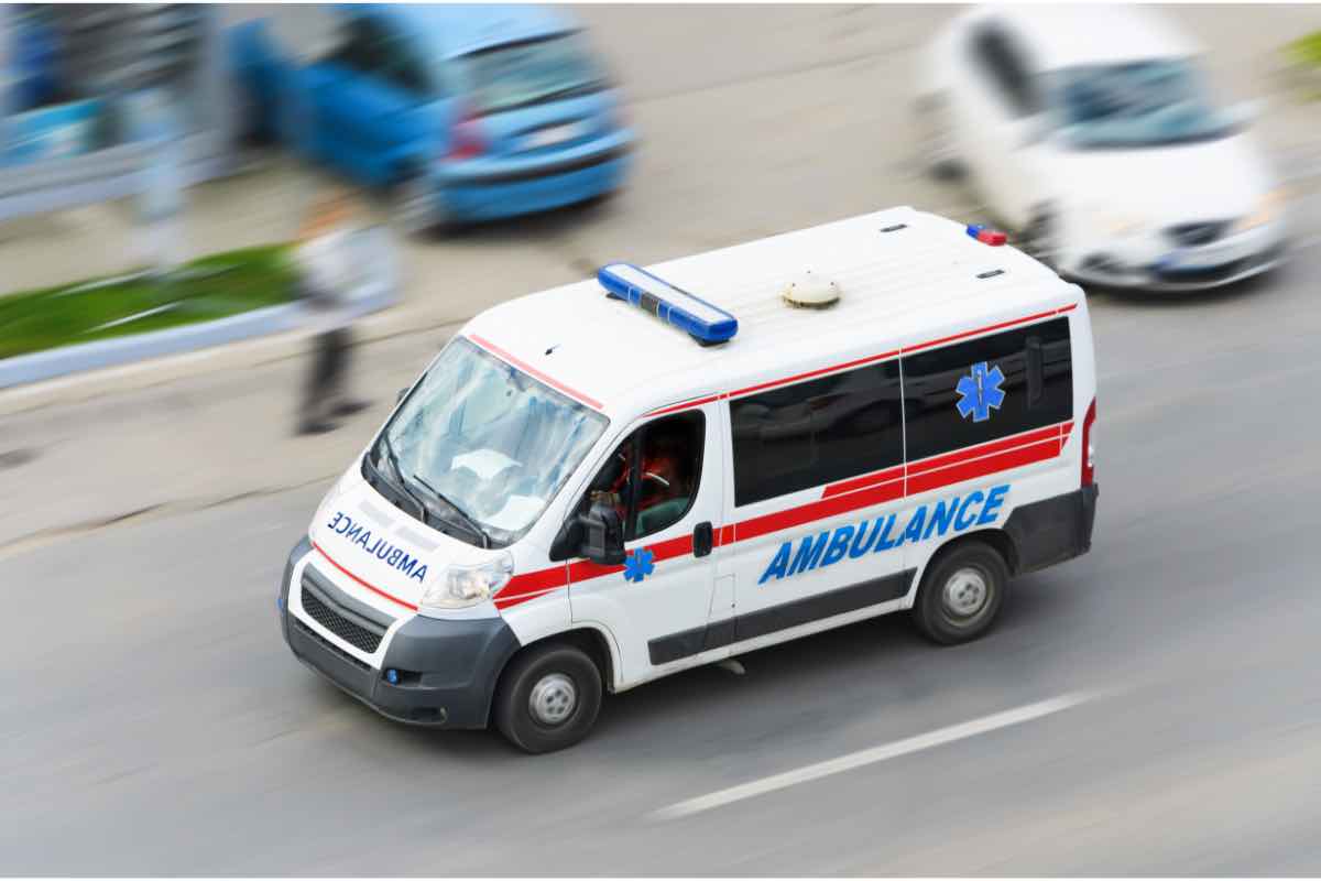 Cosa rischi se ostacoli un'ambulanza