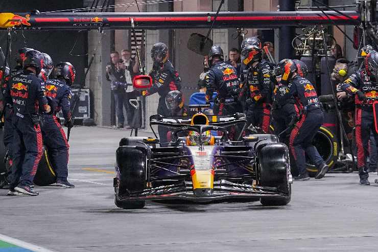 Max Verstappen donna nel box