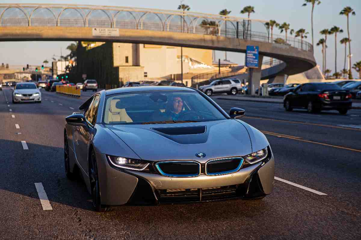 BMW I8 supercar con motore utilitaria