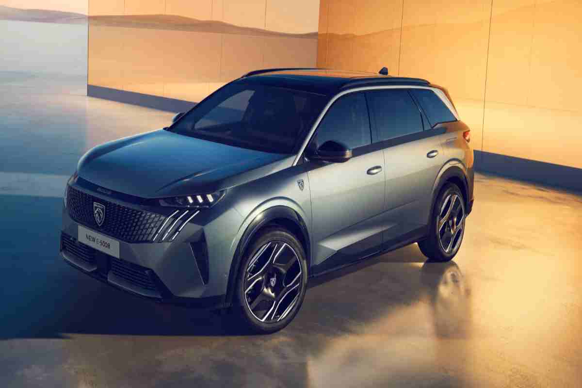 Peugeto E-5008 caratteristiche nuovo Suv elettrico