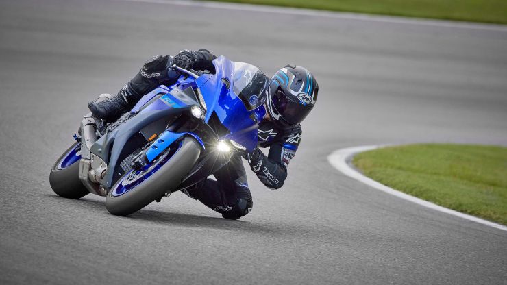 Yamaha R1 moto rivoluzione addio pista sportiva