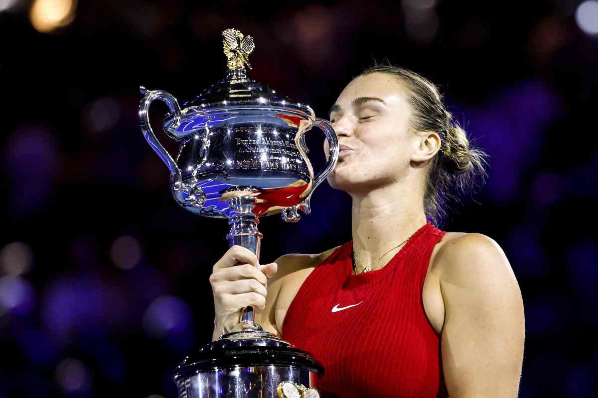 Aryna Sabalenka e la foto da urlo con la Lamborghini