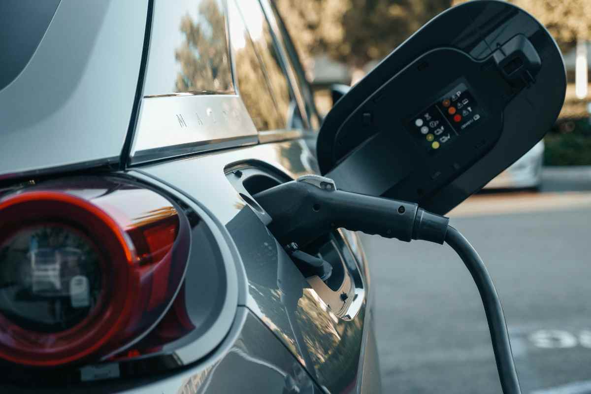 Auto elettriche rialzo prezzi UE modelli cinesi