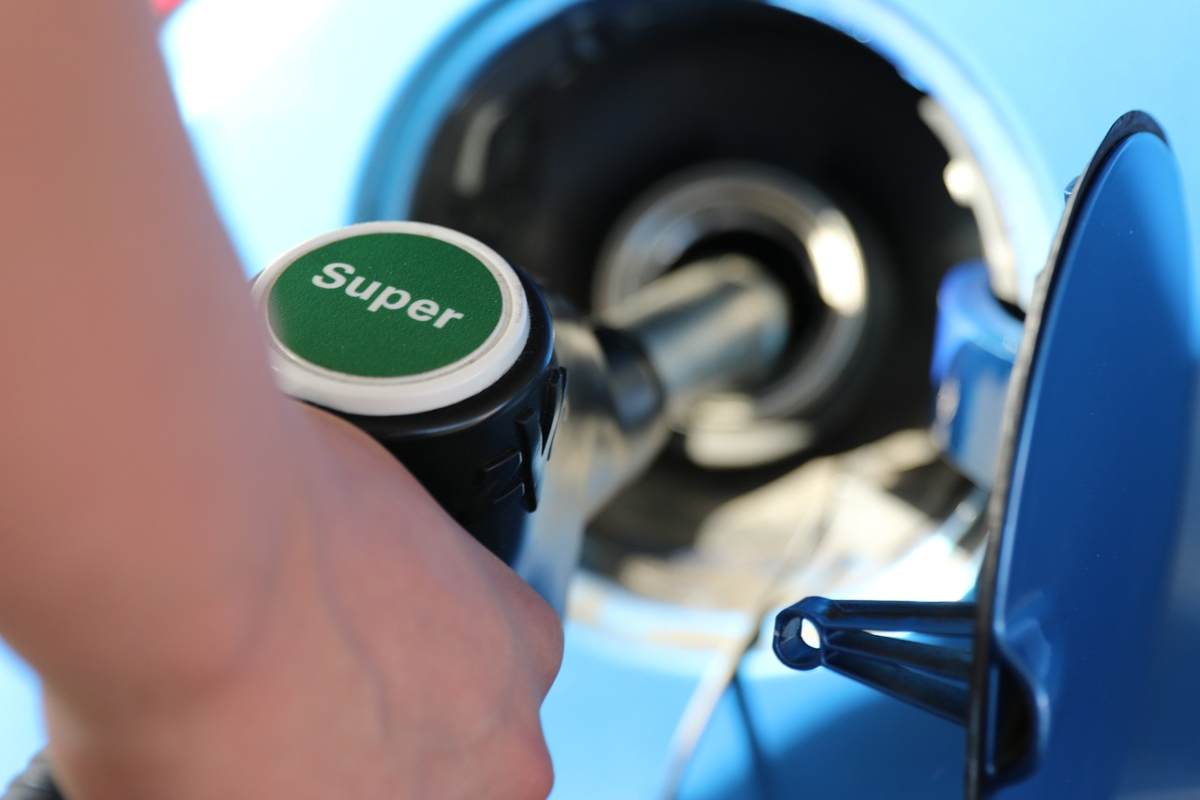 Auto a benzina rinvio decisione Unione Europea stop 2035