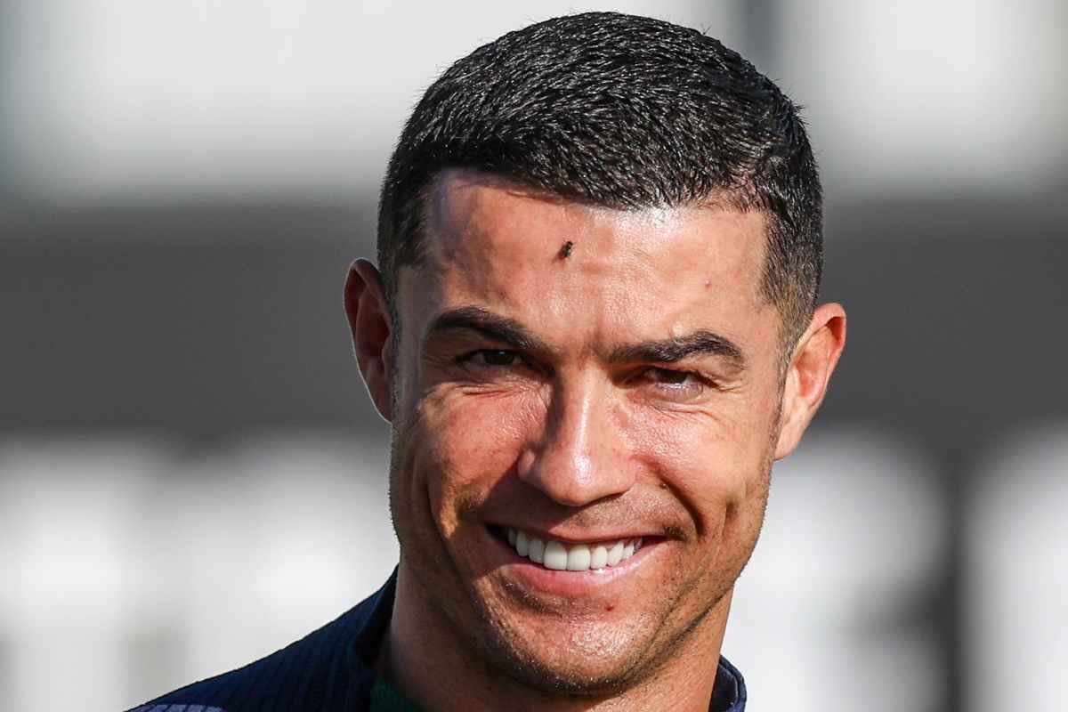 Cristiano Ronaldo con una nuova Ferrari