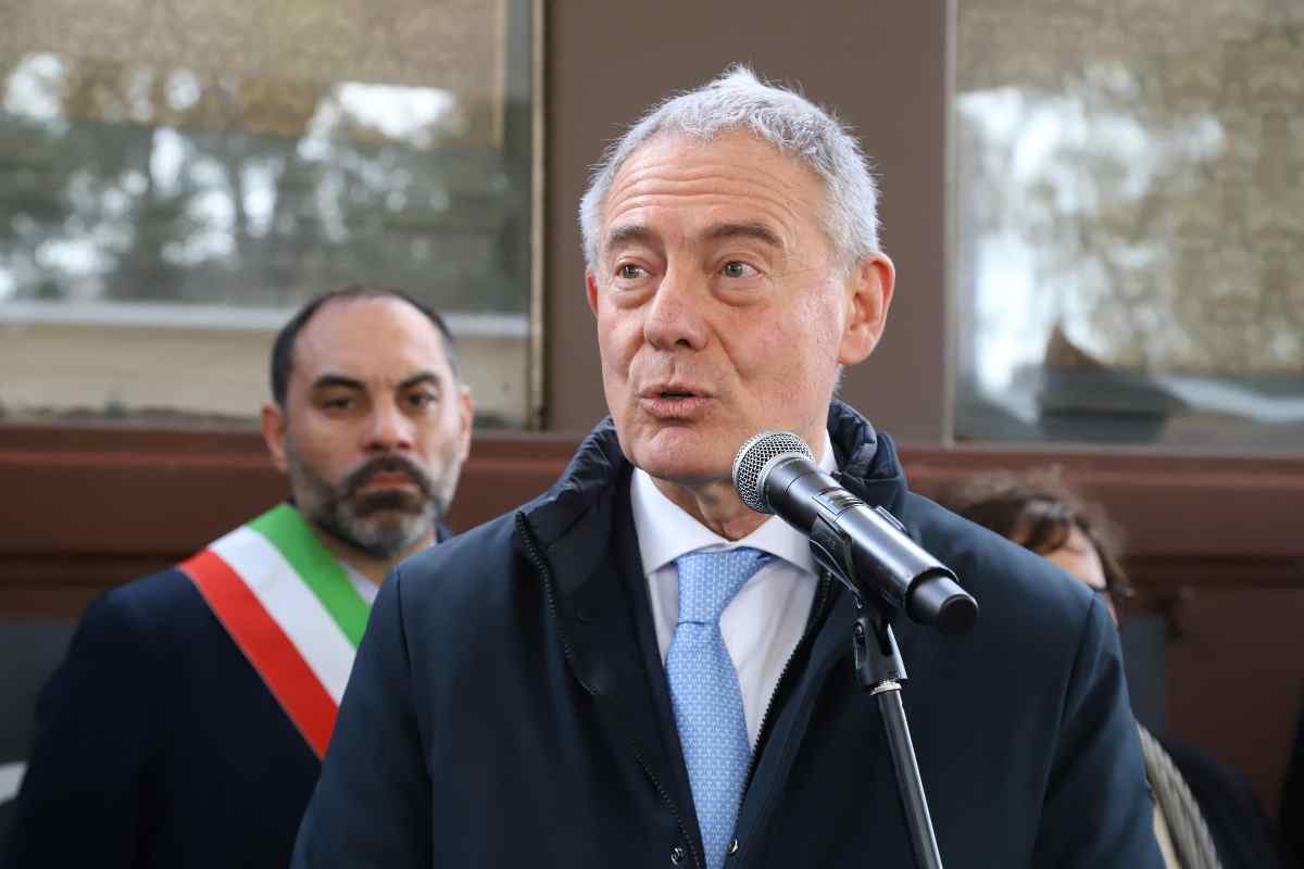 Adolfo Urso allarme ministro produzione Auto italiane