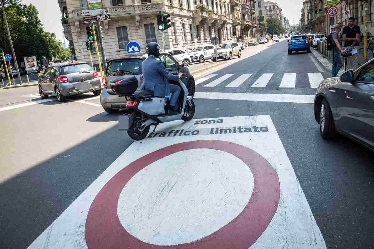 Milano stop scooter moto Area C