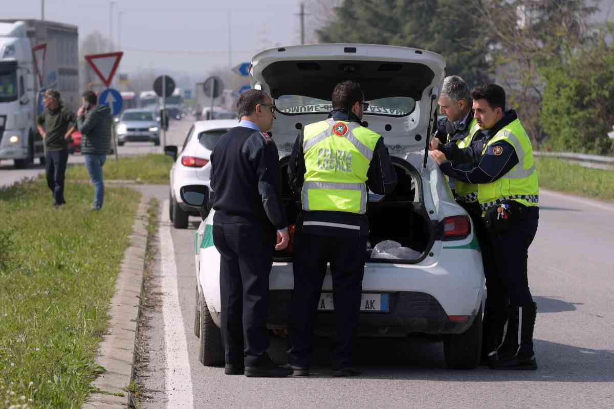 Guida senza patente sanzioni previste Codice della Strada