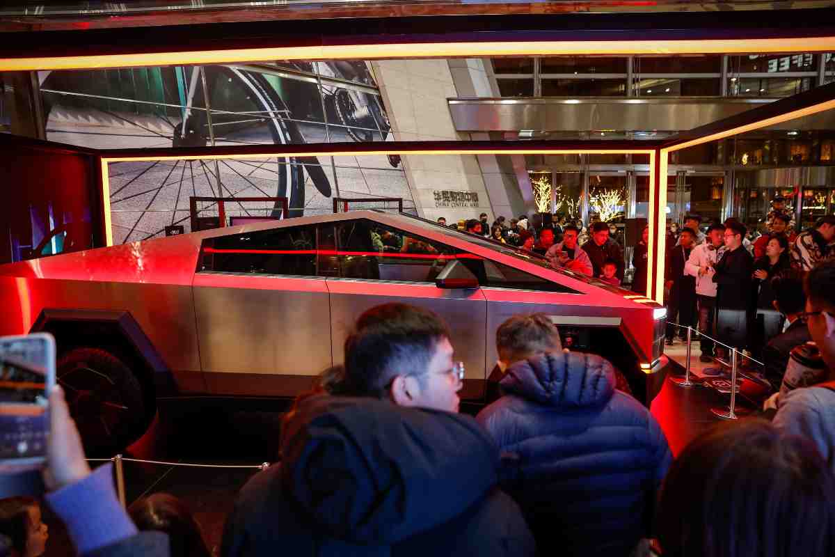 Tesla Cybertruck colore rosso personalizzazione