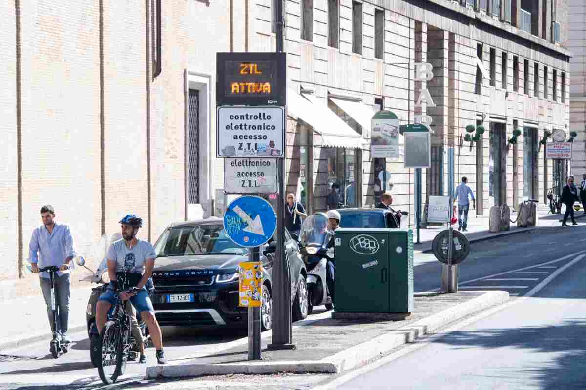 ZTL Napoli bus turistici provvedimento Pasqua