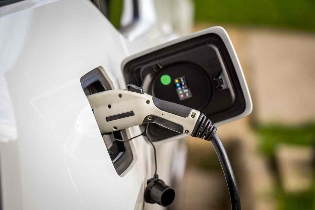 auto elettriche allarme prezzo consumi