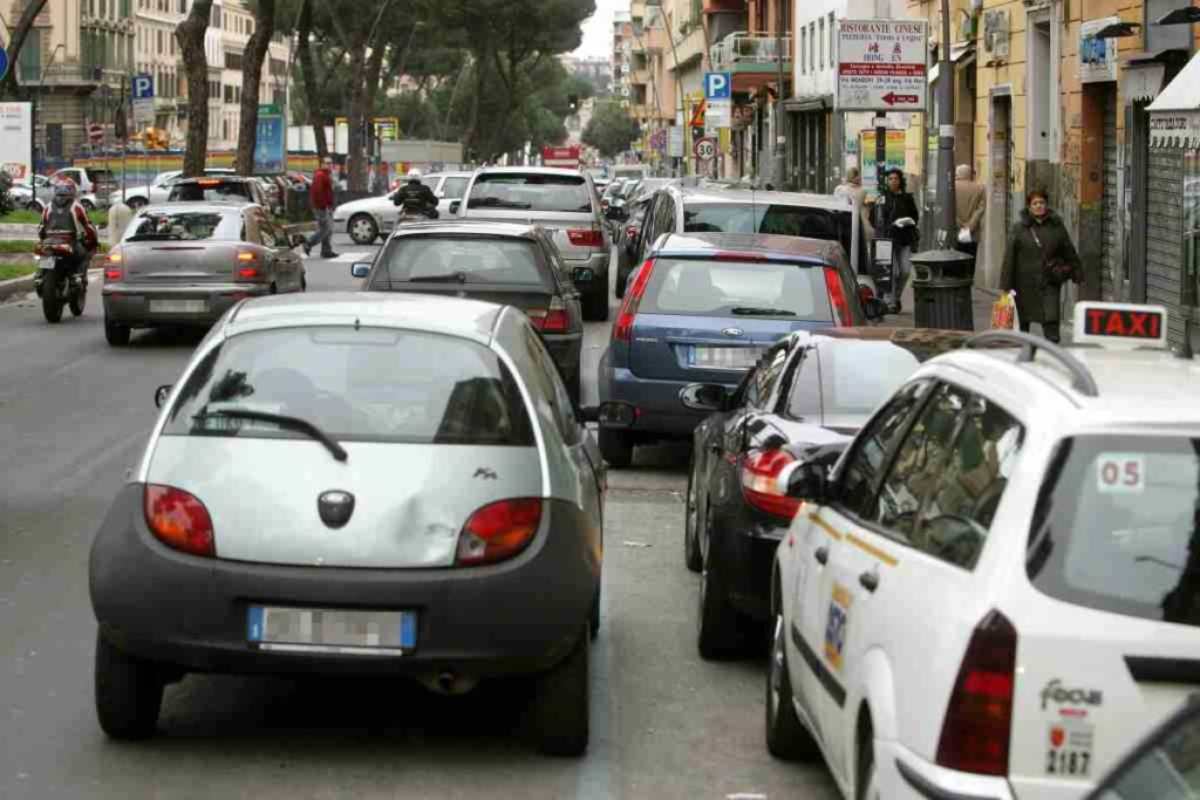 Multa parcheggio in doppia fila sanzione codice strada