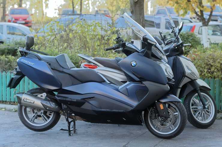 Multa parcheggio in doppia fila sanzione codice strada