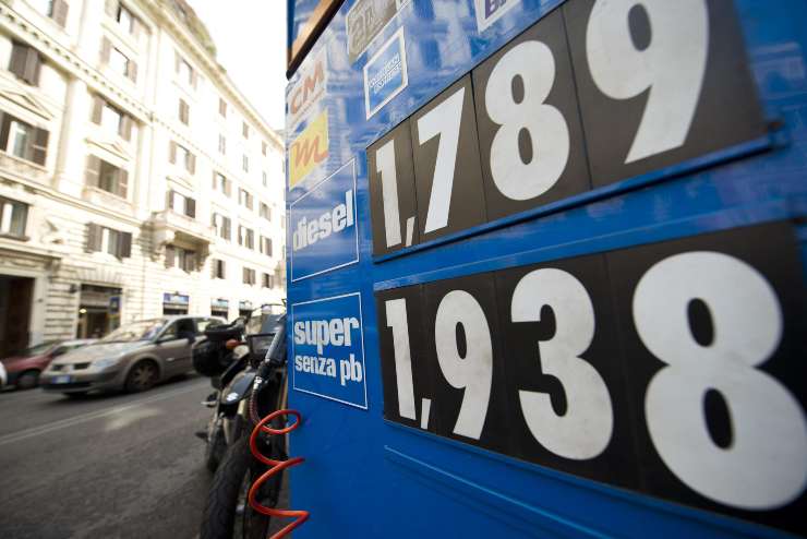 Prezzo benzina self service aumento inizio Aprile