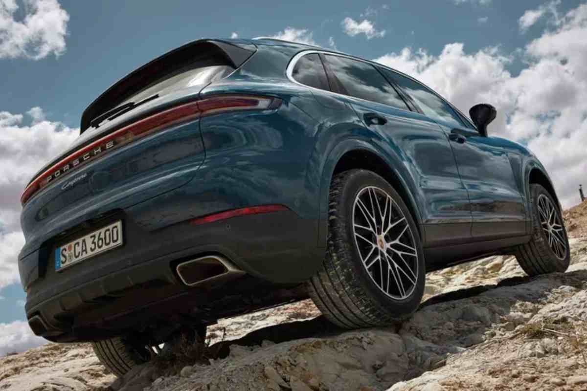 Porsche Cayenne cambia elettrica potenza energia cavalli