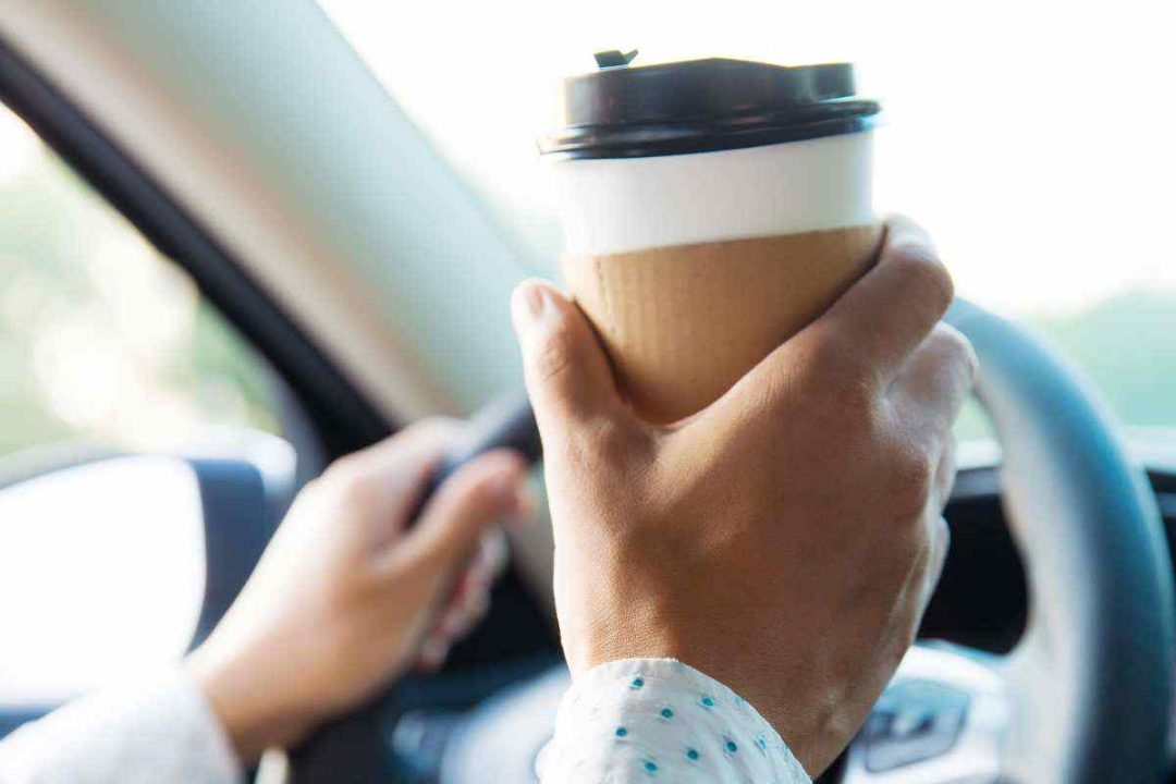 Vietato bere in auto, lo sappiamo, ma forse non vale soltanto per gli alcolici e i super alcolici: si rischiano multe salate.