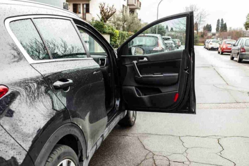 Apertura sportello auto