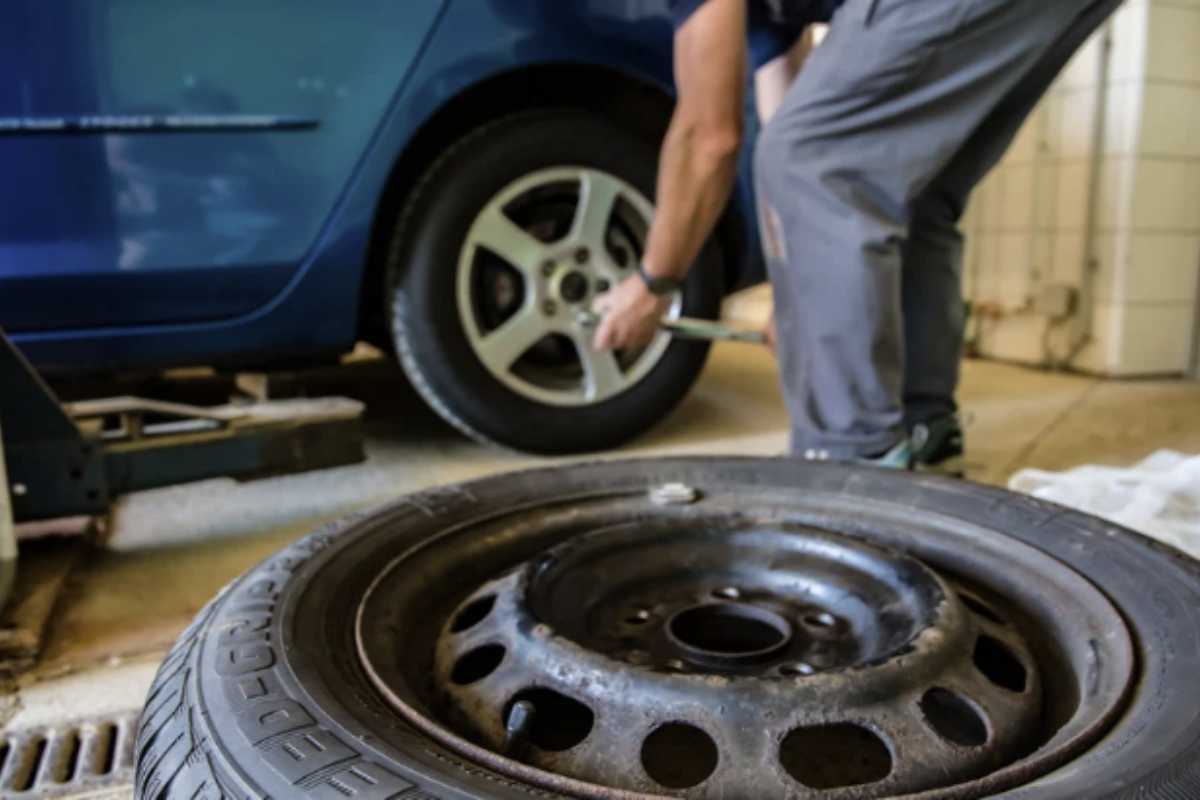 Il segnale più chiaro è la visibilità dell’anello della moneta. Più si vede, meno battistrada resta.