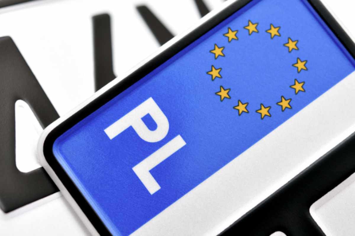 La cosiddetta “targa rosa” sta facendo discutere in Europa, perché introduce un modo completamente nuovo di identificare alcune categorie di auto.