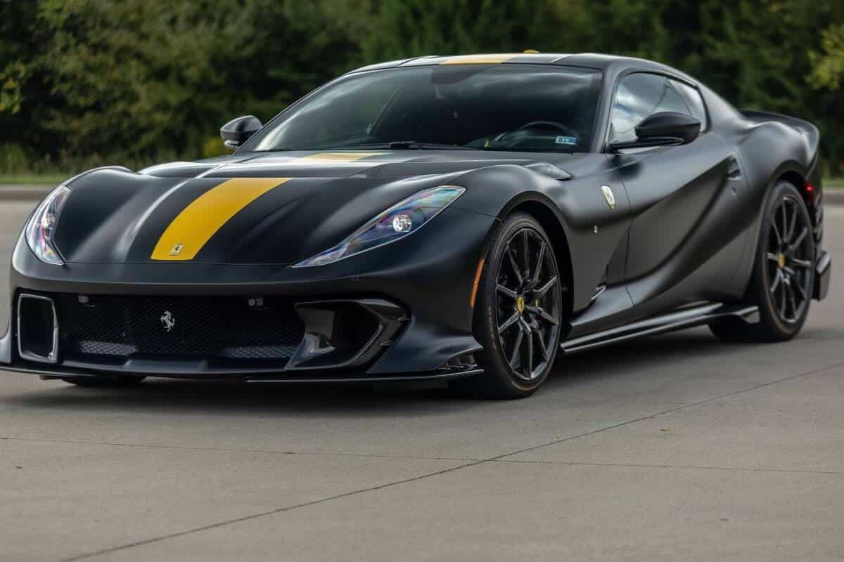 La Ferrari 812 Competizione di Jannik Sinner, uno dei 599 esemplari prodotti con motore V12 da 830 CV. In Alto Adige il campione altoatesino la lava personalmente