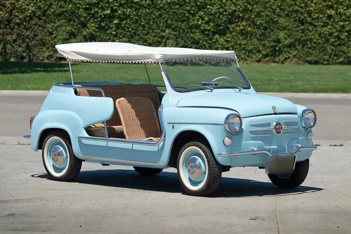 Una Fiat 600 Jolly Ghia degli anni Sessanta color azzurro senza portiere, con interni in vimini e capote surrey sfrangiata, simile al modello guidato da Stefano De Martino e dal valore superiore ai 100.000 euro