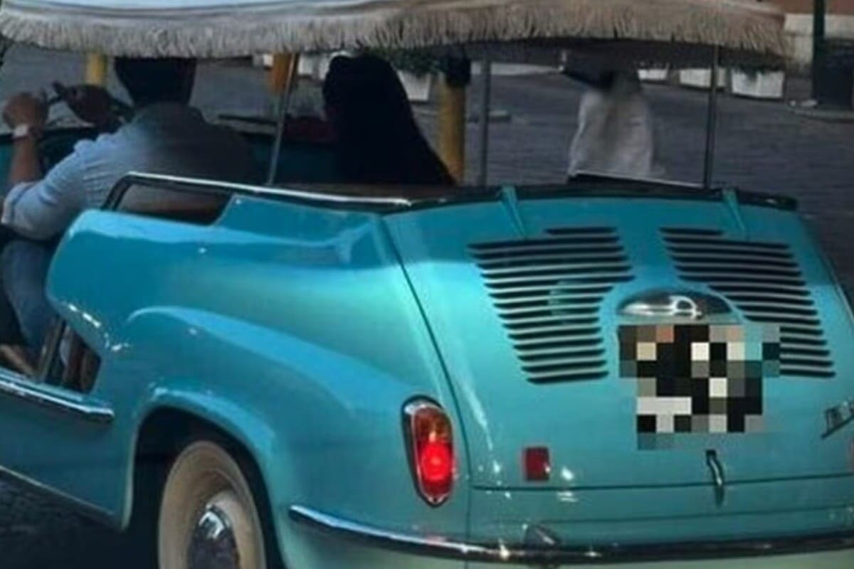 Stefano De Martino al volante di una Fiat 600 Jolly Ghia, la spiaggina italiana nata per volere di Gianni Agnelli di cui sopravvivono poche centinaia di esemplari al mondo