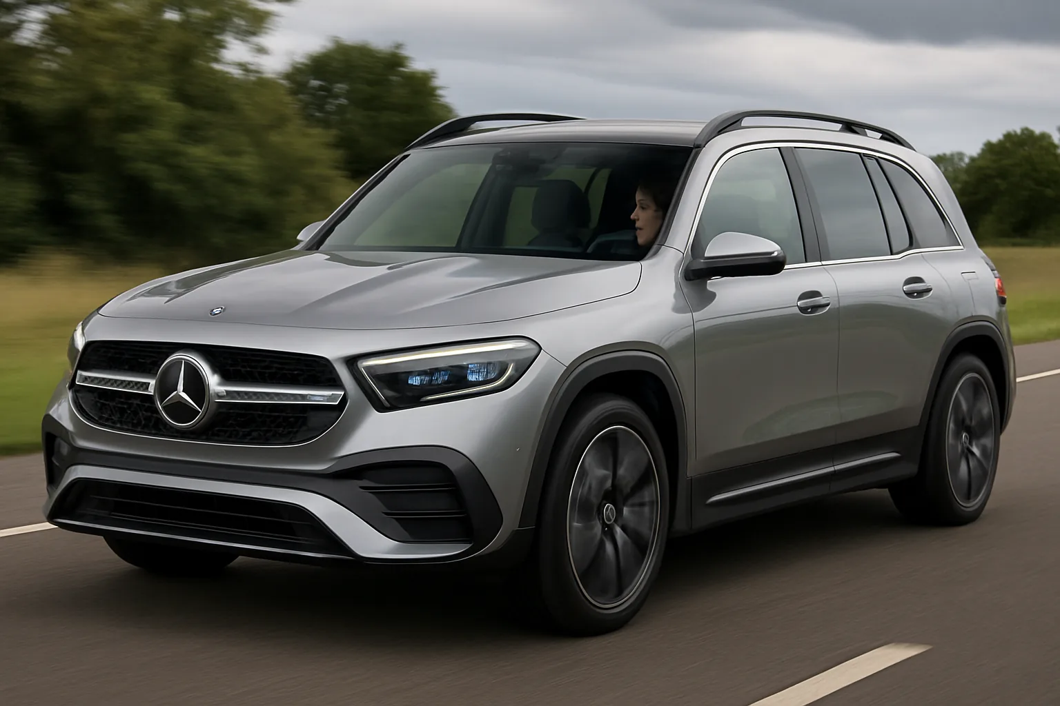 Mercedes GLB 2026: spazio per 7 persone, ma gli schermi distraggono